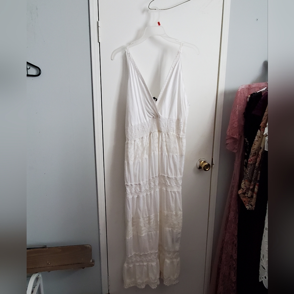 Gauzy summery white lacy dress WITH A FEW STAINS. 1x